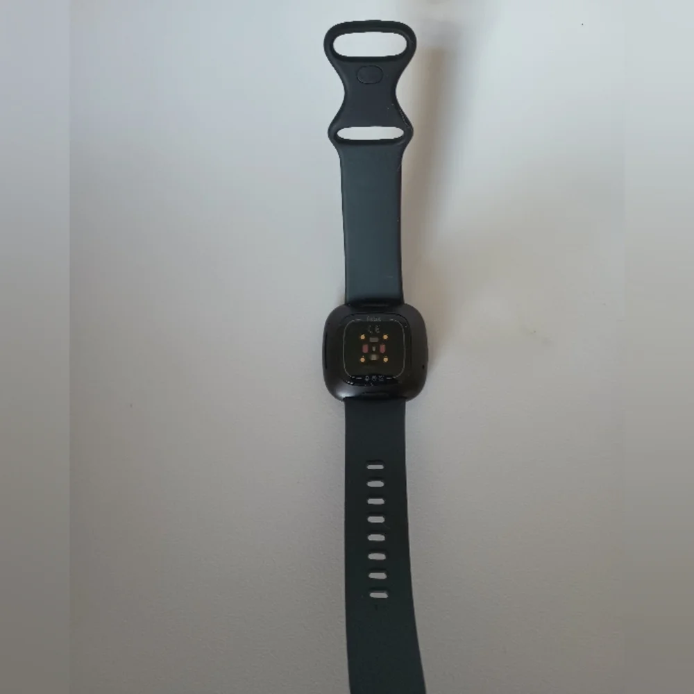 fitbit black minimalist